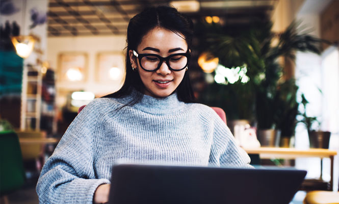 How Blue Light Blocker Eyeglasses Help Your Eyes